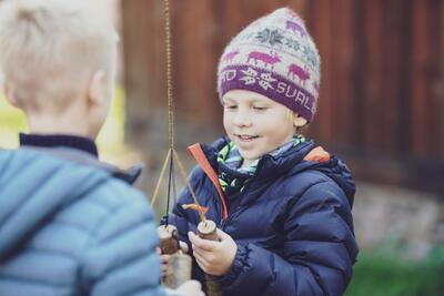 Høstferieaktiviteter på Midgard vikingsenter. To gutter leker med tau