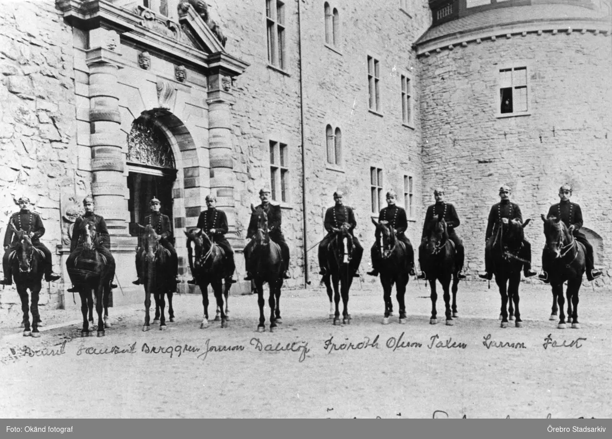 Örebro Läns ridande polis

Från vänster: O B Barret (Hallsberg), F G Fallqvist (Hallsberg), Berggren (Hallsberg), K G  Augustsson-Johnsson (Örebro), J A Dahllöf (Örebro), L J Fröroth (Örebro), K A Olsson (Örebro), A H Taxén (Kopparberg), O G Larsson (Kopparberg), G V Falk (Kopparberg).