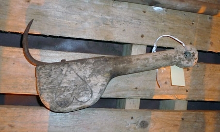 Kraftig høtt med skaft i tre, og med kraftig klo i stål, som er innfelt i skaftets underside. Skaftet har hull i motsatt ende av kloa. Hullet er beregnet for tau, slik at den kan henges opp.