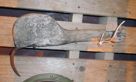Kraftig høtt med skaft i tre, og med kraftig klo i stål, som er innfelt i skaftets underside. Skaftet har hull i motsatt ende av kloa. Hullet er beregnet for tau, slik at den kan henges opp.