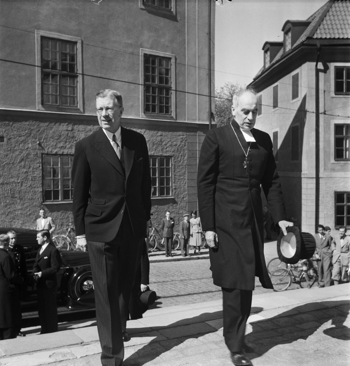 Kung Gustav VI Adolf och ärkebiskop Yngve Brilioth på väg in i Uppsala domkyrka, 1950