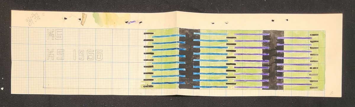 Mapp med vävmönster, studier och teckningar till bland annat mönster för kläd- och möbeltyger, material för ljuslära m.m. Allt är samlat i en blå, grå, svart randig mapp vilken sammanknytes med lädersnören.

Tillverkaren, Kerstin Saltin, föddes 1935 i Söderhamn och praktiserade där i 17-18-årsåldern på Hemslöjden. Av en tillfällighet kom hon till Johanna Brunssons Vävskola där hon gick en tvåårig utbildning 1957-1958. Skolan upphörde 1958. Som lärare hade hon bland andra Ernstsson och Lundberg. På skolan lärde man främst teknik och eleverna erbjöds visst utrymme för egen form och komposition. Efter examen åkte Kerstin Saltin till USA där hon under sex år var vävlärare för förståndshandikappade elever. Återkommen till Sverige arbetade hon vid Hinderssons vävavdelning samt vid Blomqvists i Fritsla. Gåvan överlämnades i samband med givarens flytt från Göteborg till Ljungskile.