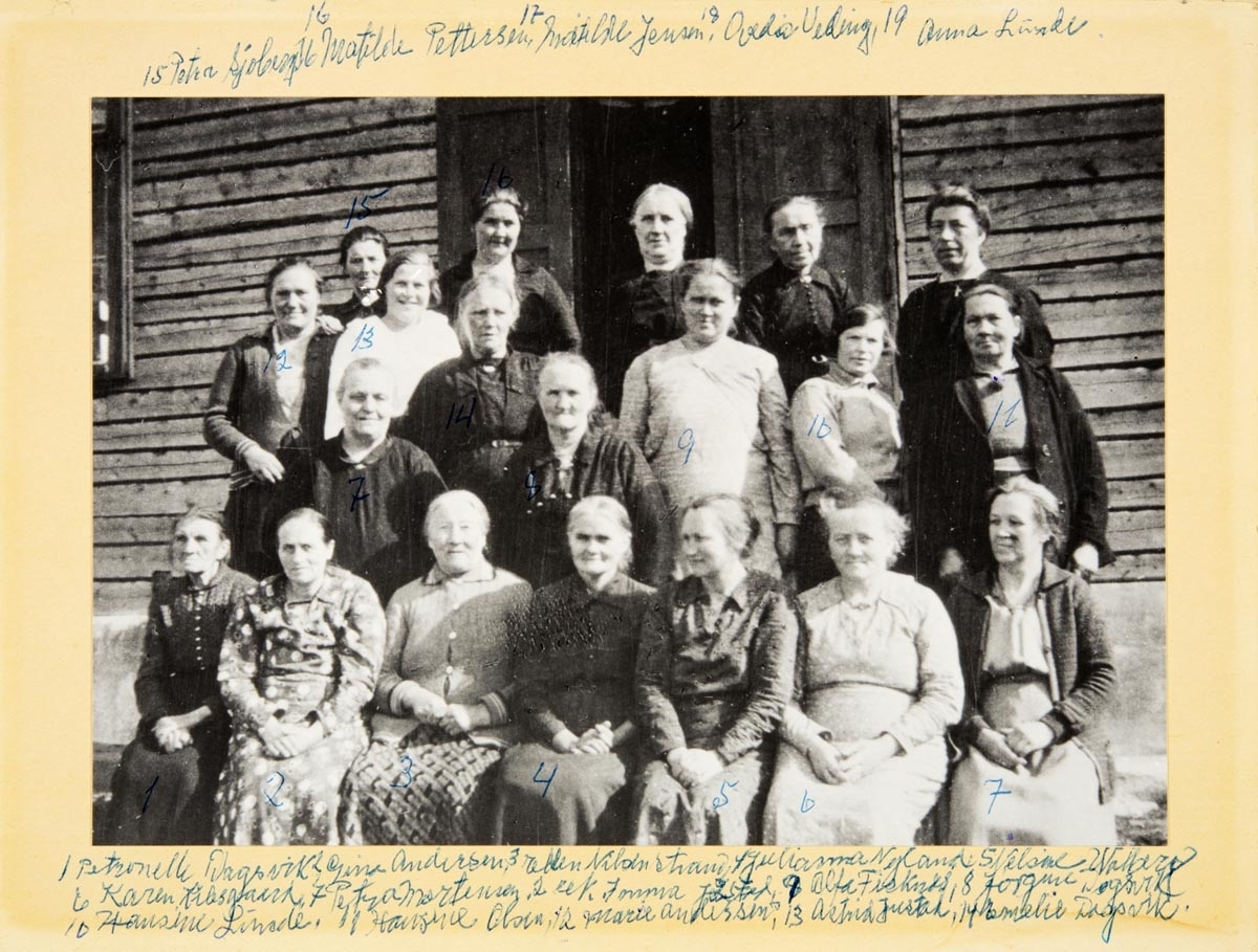 Leirfjord, Tverlandet, Kviting/ Veding. Tverlandets Tuberkuloseforening
Foran f.v.: Petronelle Dagsvik, Gina Andersen, Ellen Strand, Julianna Nyland, Nilsine Valberg, Karen Kibsgård, Petra Mortensen
Midten f.v.: Jonna Jåstad, Jørgine Dagsvik, Alfa Fisknes, Hansine Lunde
Bakerst f.v.: Hansine Olsen, Marie Andersen, Astrid Justad, Emilie Dagsvik, Petra Sjøberg, Mathilde Pettersen, Mathilde Jensen, Ovidia Veding, Anna Lunde