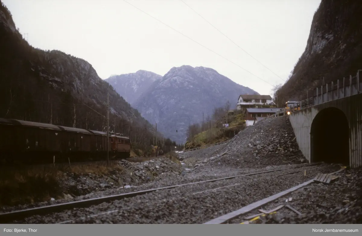 Dale med nytt spor til Trollkona tunnel og med gammel linje til venstre - motorvogntog passerer på det gamle sporet