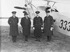 Gruppfotografi vid flygplan S 6B på F 5 Ljungbyhed, omkring 1932-1936. Från vänster: kapten Mauritz Hinnerson, försvarsminister Ivar Wennerström, major Emil Björnberg samt flottijintendent Nils Romander.