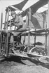 En flygofficer sitter i ett veteranflygplan, 1920-tal.