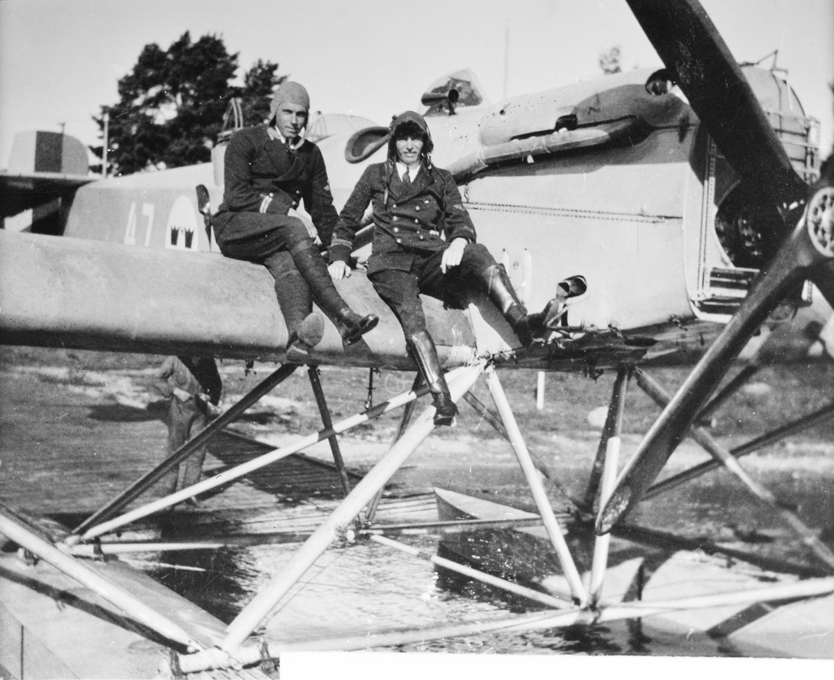 Marinlöjtnanterna Olof Enderlein och Einar Christell sitter på vingen på flygplan S 4, Hansa typ 47, Heinkel HE 4, omkring 1926-1927.