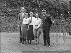 Grupporträtt vid Charles Lindberghs besök på F 2 Karlskrona flygstation i september 1933. Paret Lindbergh och Morrow-Lindbergh samt familjen Lindström. Från vänster Charles Lindbergh, dotter till paret Lindström, fru Lindström, Anne Morrow Lindbergh, samt amiral Claes Lindström. Foto taget i Kungshusets trädgård vid Landbrogatan i Karlskrona.