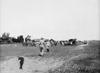 Militärer och flygplan J 1 uppställda på flygfältet på Malmen, omkring 1930. I mitten syns förvaltare Gustav Guander.