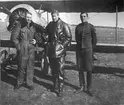 Grupporträtt av tre militärer framför flygplan FVM Tummeliten, 1921. Från vänster: Harry Sjöholm, Paul af Uhr och Malcolm Lilliehöök.