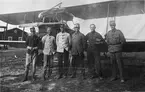 Grupporträtt av militära flygare framför flygplan FVM Albatros vid Flygkompaniet på Malmen, 1920. Från vänster: Paul af Uhr, Fredrik Adilz, Lennart Högberg, Malcolm Lilliehöök, Georg Gärdin, James Dickson.