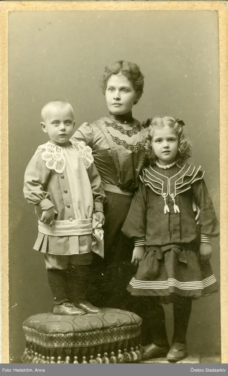 Mamma med barn

Från vänster: Nils Sture Henry Vitalis Persson född 1900-09-20, Maria Josefina Bernhardina Persson f Lagerman född 1863-06-03, Svea Viktoria Jäger f Persson född 1899-08-07