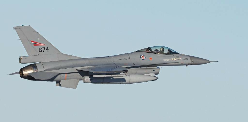 F-16 er et enmotors multirolle jagerfly. Det er utstyrt med en M61 Vulcan 20 mm Gatlingkanon i forkant av venstre vinge, og kan i tillegg utstyres med luft-til-luft missiler og en lang rekke bomber og missiler mot skip og bakkemål.
