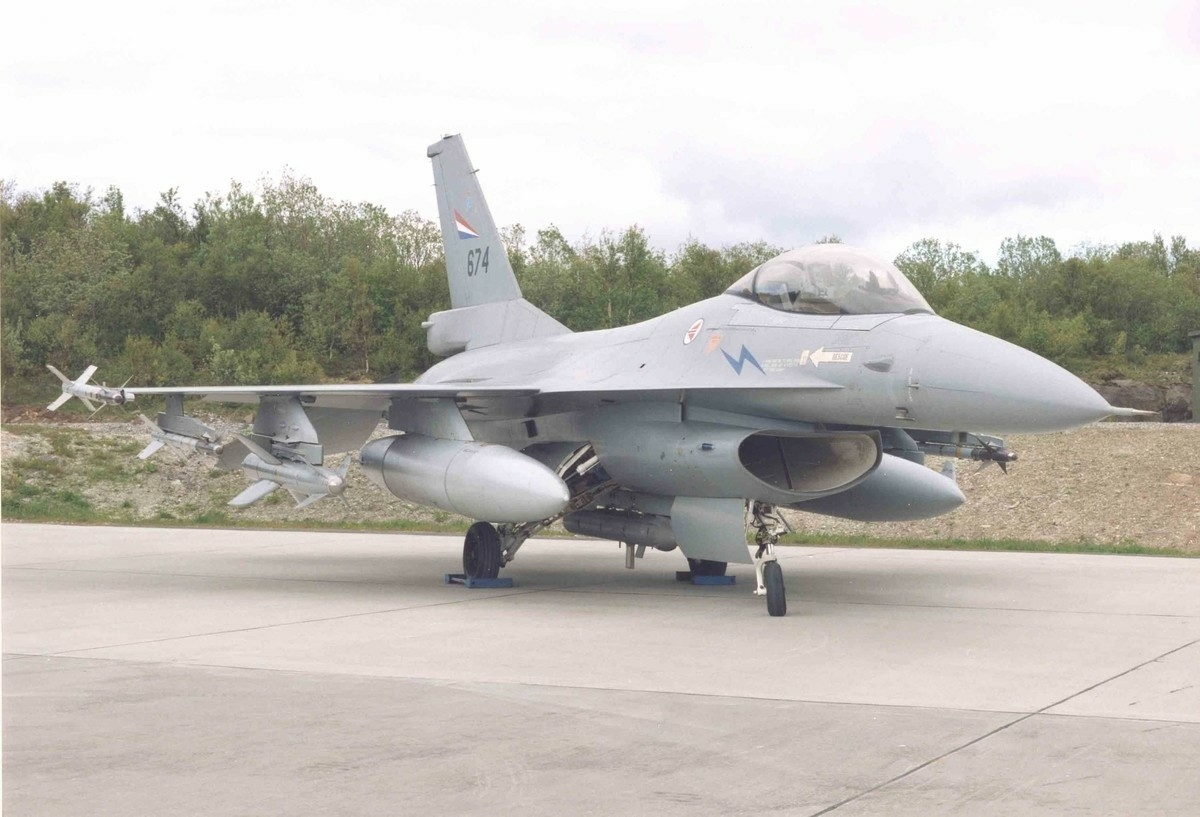F-16 er et enmotors multirolle jagerfly. Det er utstyrt med en M61 Vulcan 20 mm Gatlingkanon i forkant av venstre vinge, og kan i tillegg utstyres med luft-til-luft missiler og en lang rekke bomber og missiler mot skip og bakkemål.