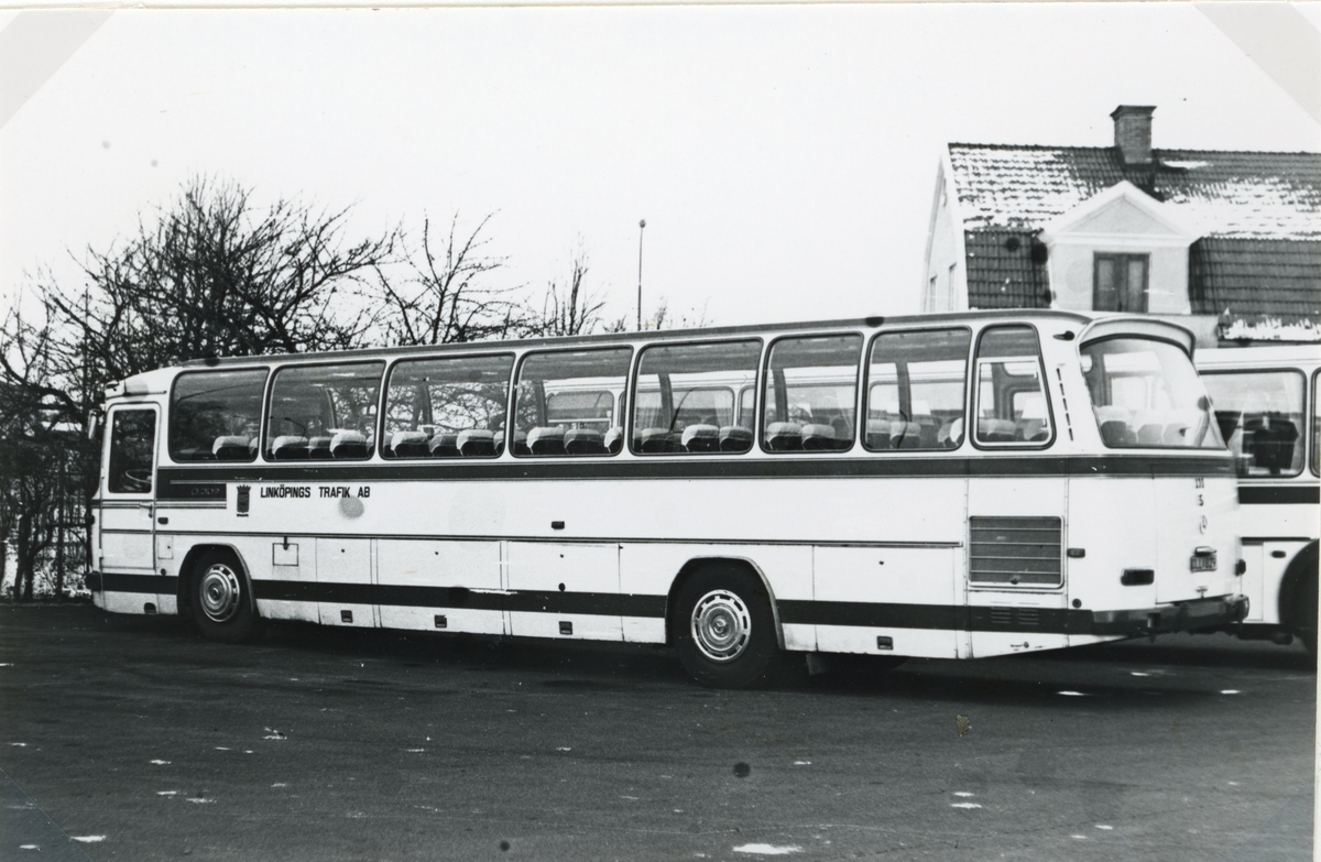 Bildtext: Buss nr 130, reg.nr DLL 829, Mercedes 0302/12, årsmodell 1973, antal passagerare 48. Såld 1980.

Tillhör. Linköpingtrafiken