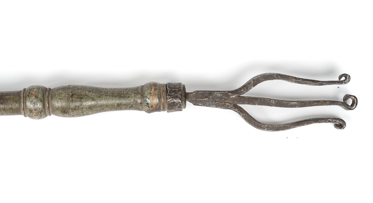 Luntstake, svarvad av trä med klyka av järn, trearmad | Linstock