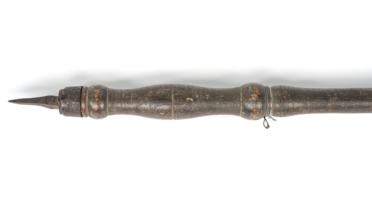 Luntstake, svarvad av trä med klyka av järn, trearmad | Linstock