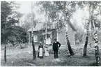 Irsta sn, Västerås kn, Gäddeholm.
Familjen Andersson utanför bostaden i Malmen, 1919.