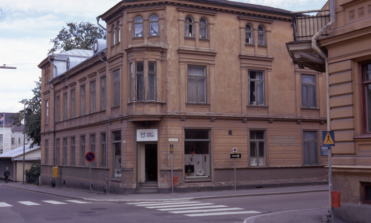 Hörnet Platensgatan - Kungsgatan, Linköping år 1971. Affären  Kungs Hörnan har öppet.