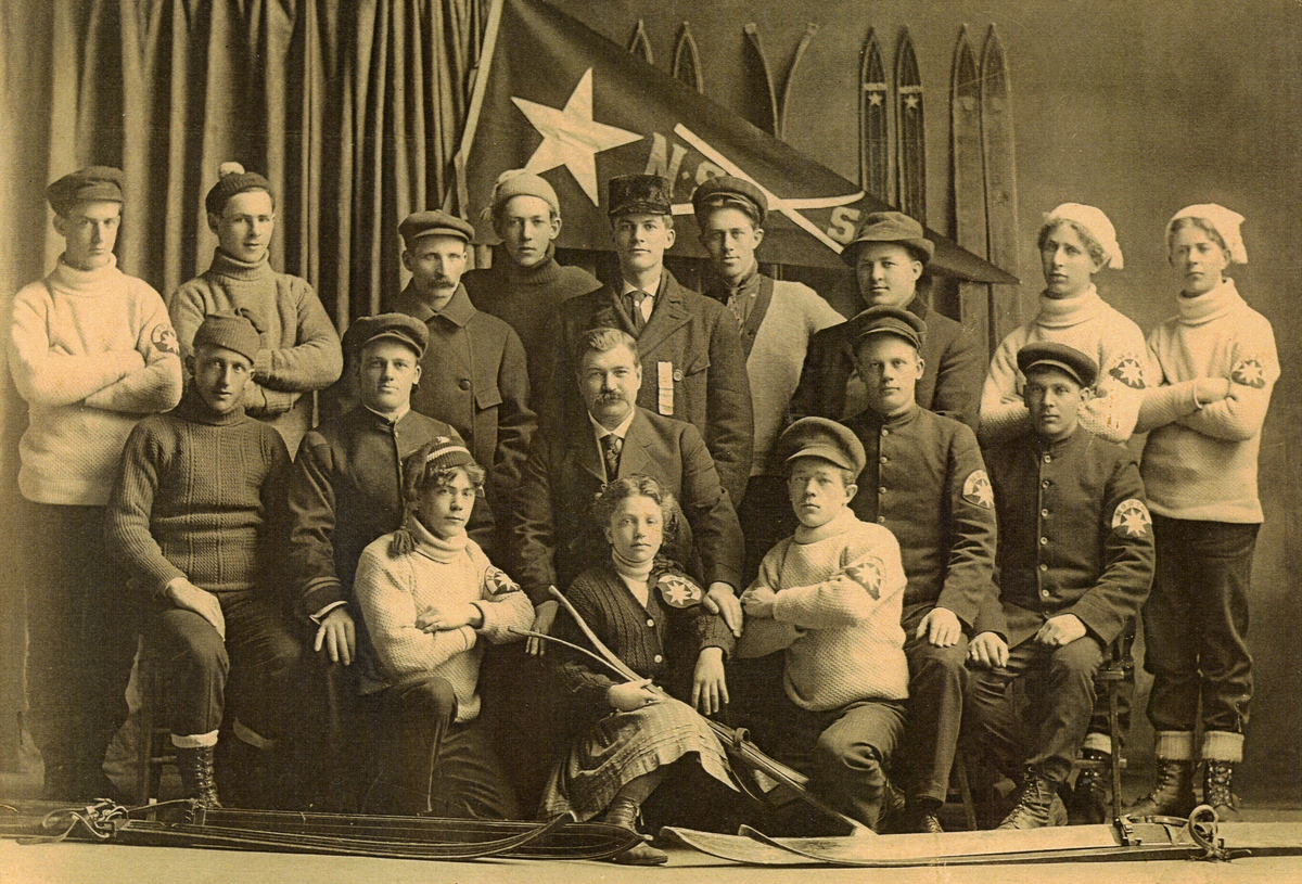 Medlemar av North Star Ski Club, Chippewa Falls i 1915.  Bak f. v Lars Haugen, Guy DeLong, Halvor Sampson, Albert Sands, Archie Putnam (sekretær), Sever Remol, Rudy Emerson (kunngjerar), Elstrom og Anders Haugen.  Sitjande f.v Anton Bergerson, Knute Helland, Julius Hovland (president), Gunnar Helland og Oscar Gunderson.  Framme f.v Einar Lund, Ether Bergeson og Harold Lund.