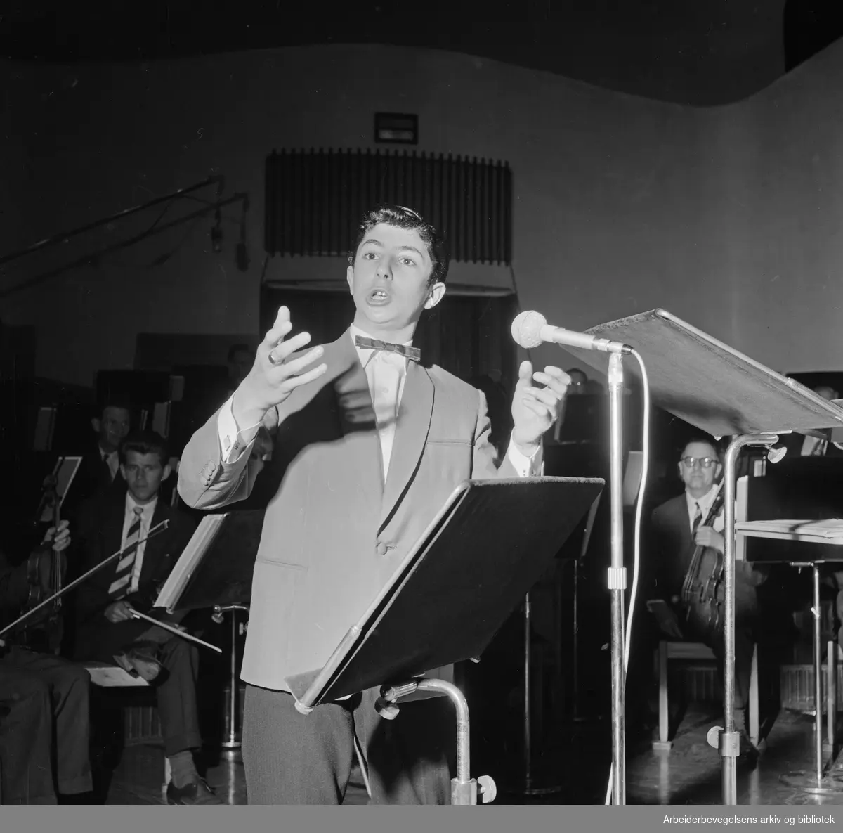 Den engelske sangeren Laurie London synger i Store Studio på Marienlyst. Kringkastingsorkesteret. 25 mai 1959.