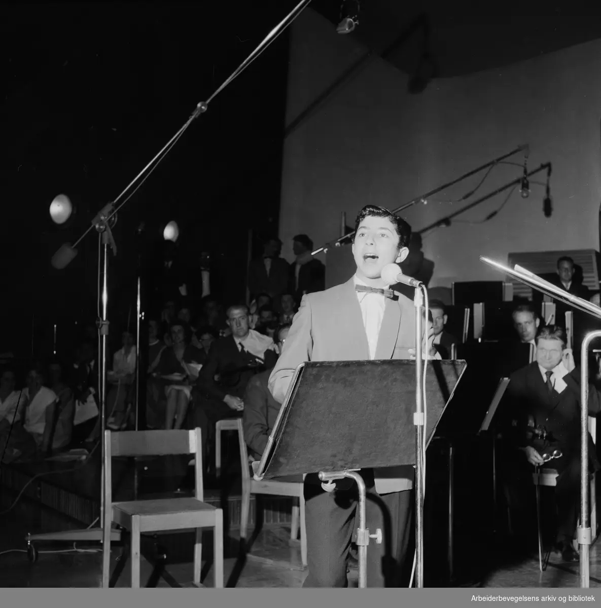 Den engelske sangeren Laurie London synger i Store Studio på Marienlyst. Kringkastingsorkesteret. 25 mai 1959.