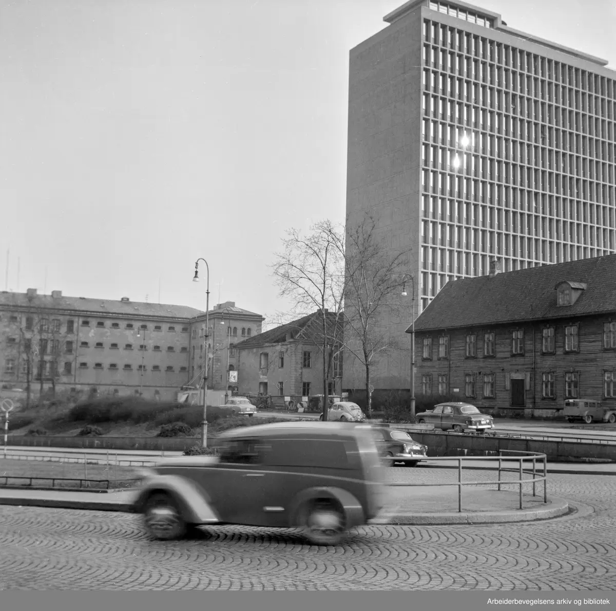 Arne Garborgs plass med Oslo Kretsfengsel avdelig A, Regjeringsbygningen og deler av Empirekvartalet. April 1959