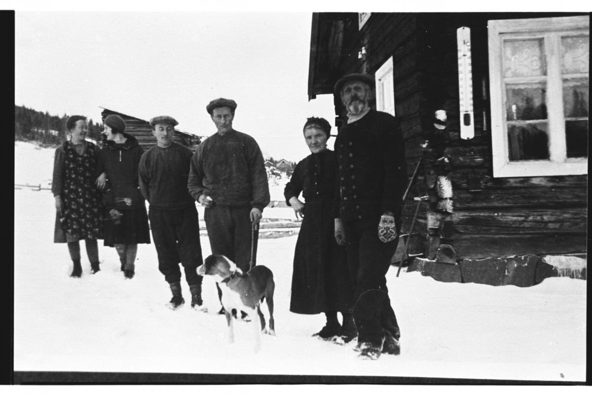 Gruppebilde. Frå h.Ola,Birgit,Hans,Knut Hulebaklien og ei bydame Guro Hulebaklien