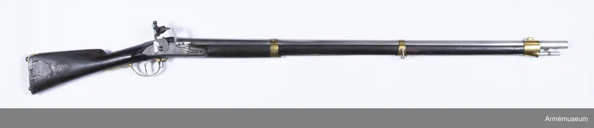 Gevär med flintlås, på pipa och lås årtalet 1799. Jfr AM 1932:7494.