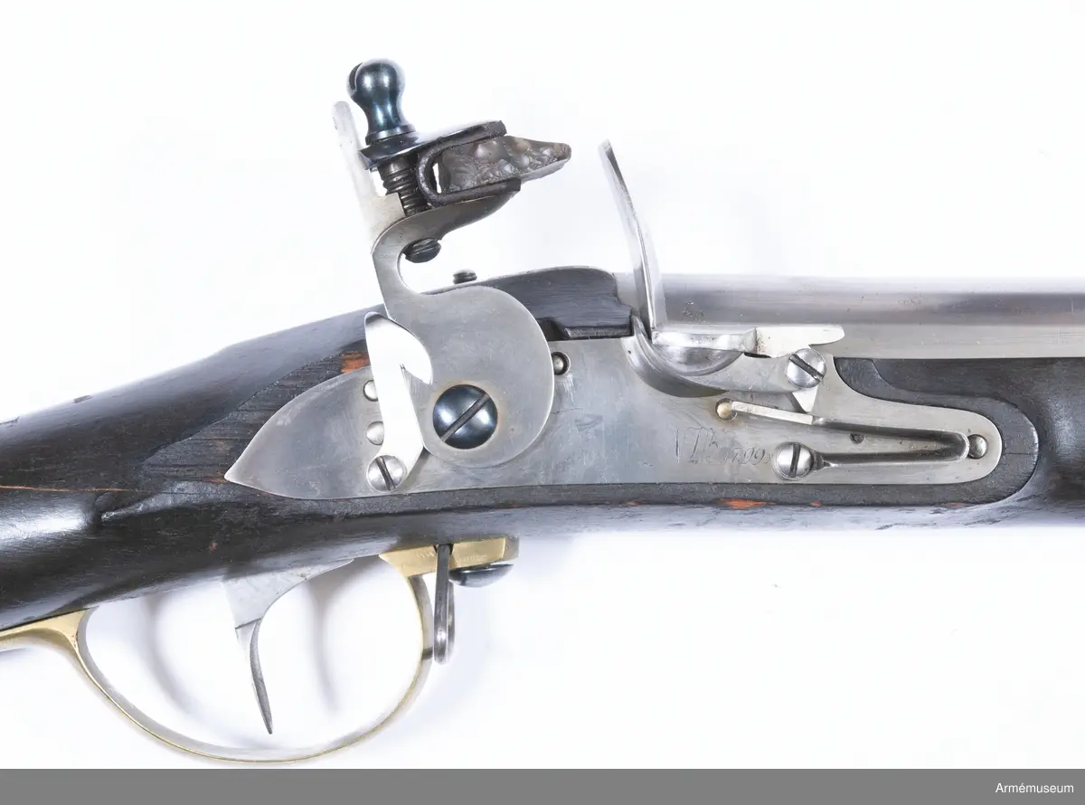 Gevär med flintlås, på pipa och lås årtalet 1799. Jfr AM 1932:7494.