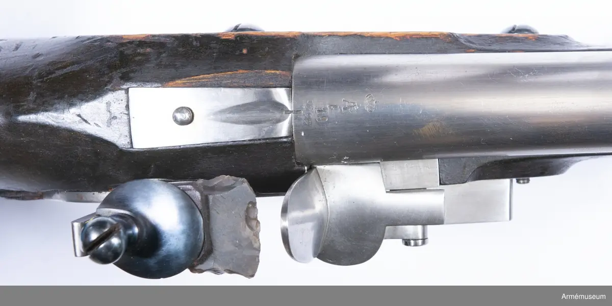 Gevär med flintlås, på pipa och lås årtalet 1799. Jfr AM 1932:7494.