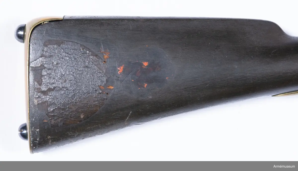 Gevär med flintlås, på pipa och lås årtalet 1799. Jfr AM 1932:7494.