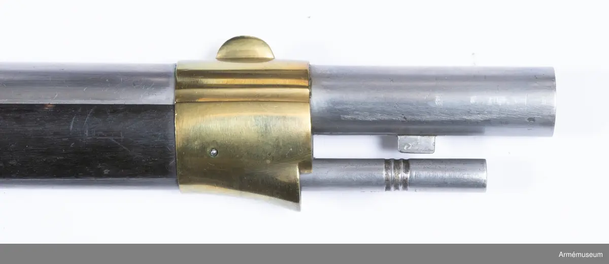 Gevär med flintlås, på pipa och lås årtalet 1799. Jfr AM 1932:7494.