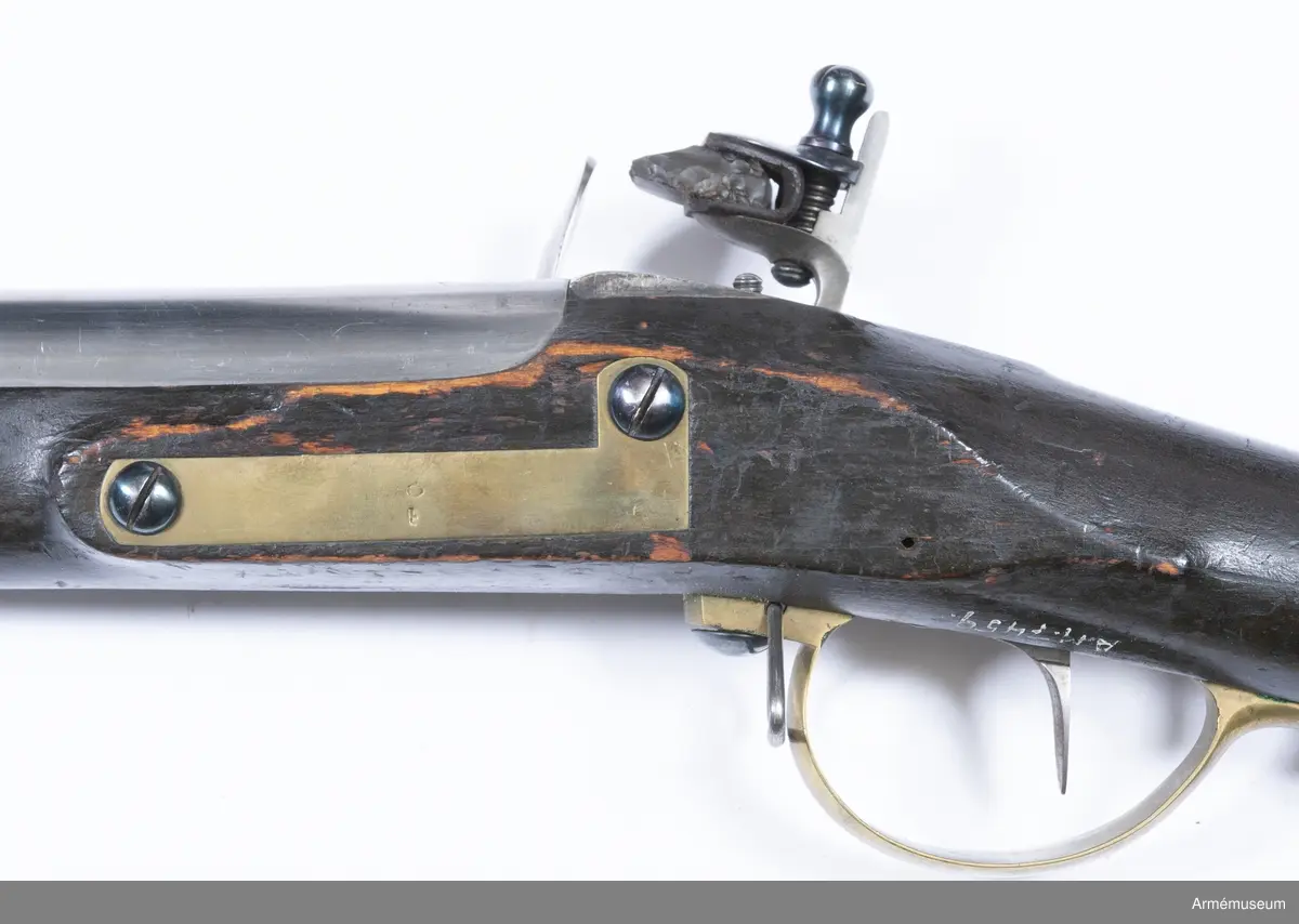 Gevär med flintlås, på pipa och lås årtalet 1799. Jfr AM 1932:7494.