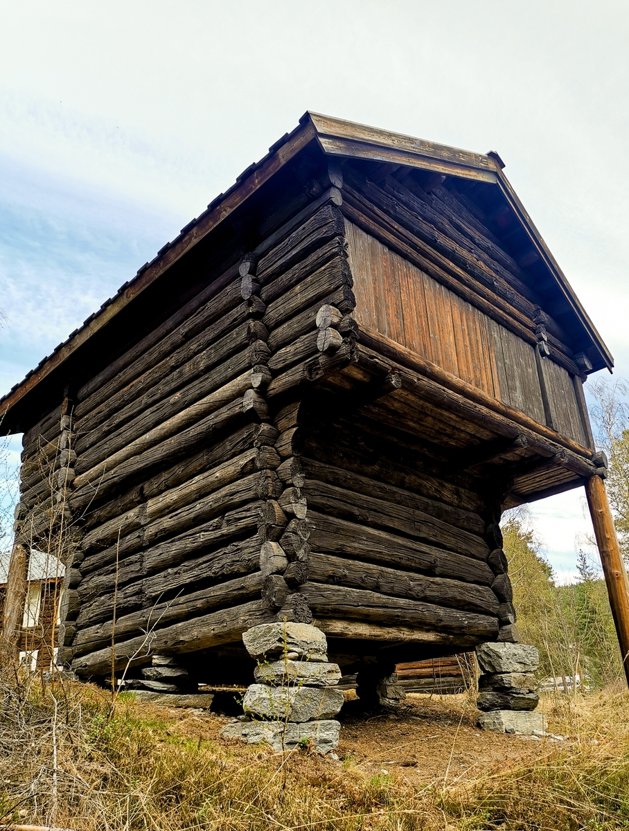 Tømret loft med åpen utkraget svalgang i andre etasje på to av kortsidene og den ene langsiden.