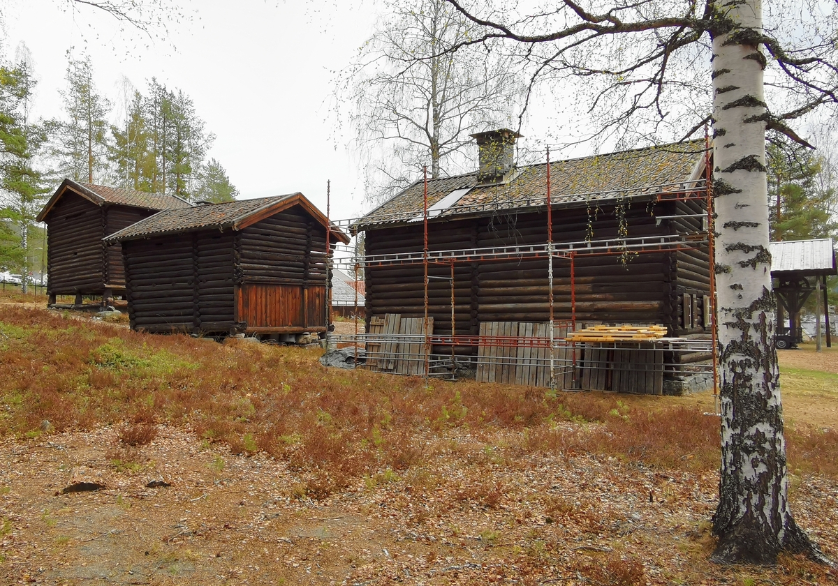 Toetasjes stuebygning i laftet, upanelt tømmer. Utvendig trapp opp til utoverhengende svalgang med halvkledning på langsiden. Enkeltkrummet stein på papp. En peis og en ovn, pipe. Løst opplagt gråsteinsmur.