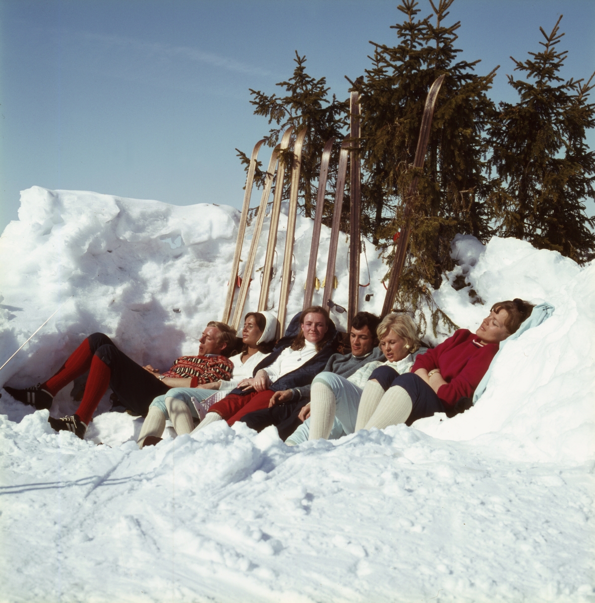 Utstillingstekst fra "Gjennom linsen" 2009" "Hornsjø Høyfjellshotell. Omkring 1970 fotograferte Knudsens fotosenter mange av landets turist- og høyfjellshoteller. Både uteområder og interiører ble dokumentert, og bildene ble brukt i brosjyrer og til annet markedsføringsmateriell. Hornsjø var ett av hotellene som ble fotografert. Det ligger i Øyer kommune ved Rondane og var ett av landets største hoteller. Virksomheten startet som skysstasjon og seter på 1800-tallet, og har senere blitt utbygd i flere omganger." - utstillingstekst Gjennom linsen 2009.