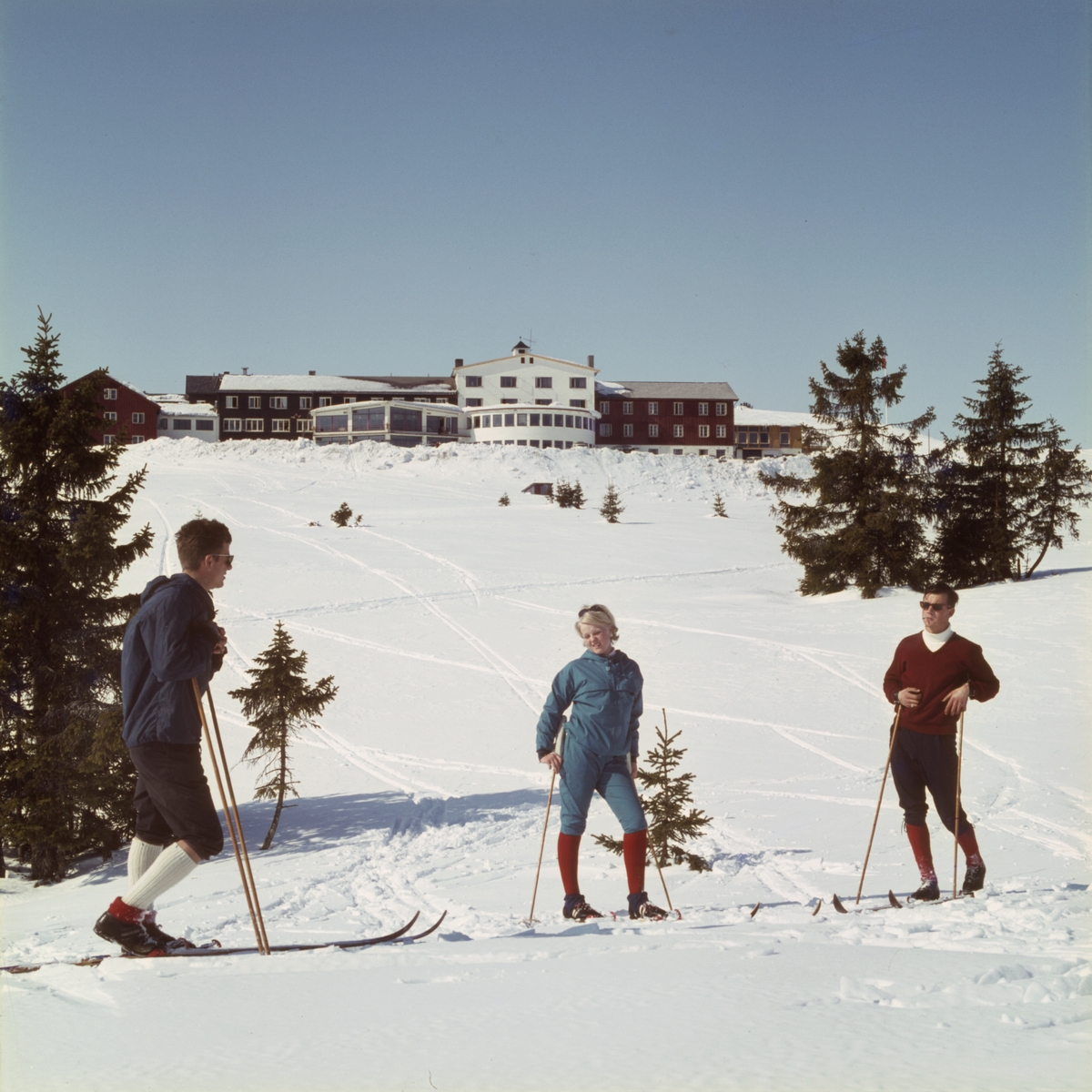 Hornsjø Høyfjellshotell. Omkring 1970 fotograferte Knudsens fotosenter mange av landets turist- og høyfjellshoteller. Både uteområder og interiører ble dokumentert, og bildene ble brukt i brosjyrer og til annet markedsføringsmateriell. Hornsjø var ett av hotellene som ble fotografert. Det ligger i Øyer kommune ved Rondane og var ett av landets største hoteller. Virksomheten startet som skysstasjon og seter på 1800-tallet, og har senere blitt utbygd i flere omganger. - utstillingstekst Gjennom linsen 2009.