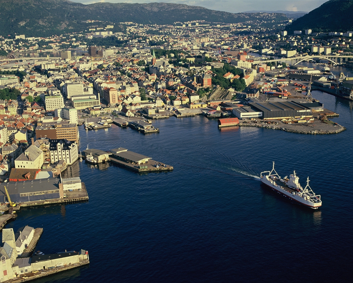 Vågen, flyfoto med utsikt over Bergen og bebyggelsen i byen.