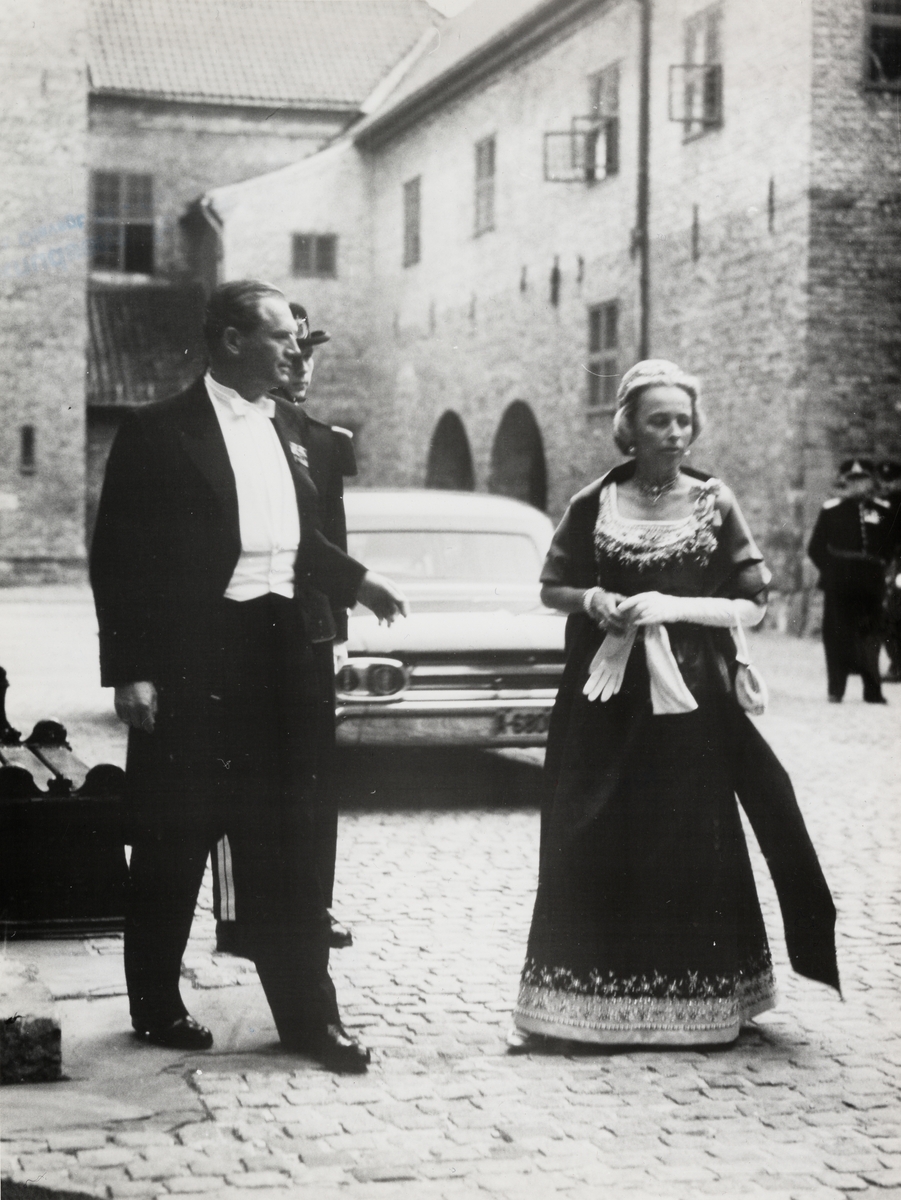 Kronprinsbryllupet i 1968. Prinsesse Ragnhild og Erling Lorentzen ankommer regjeringens middag på Akershus festning 28. august 1968.