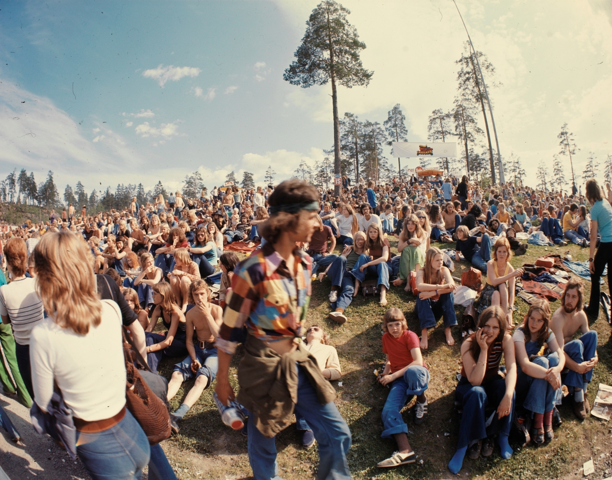 Fotografi av publikum på konserten "Ragnarrock" i Holmenkollen. 