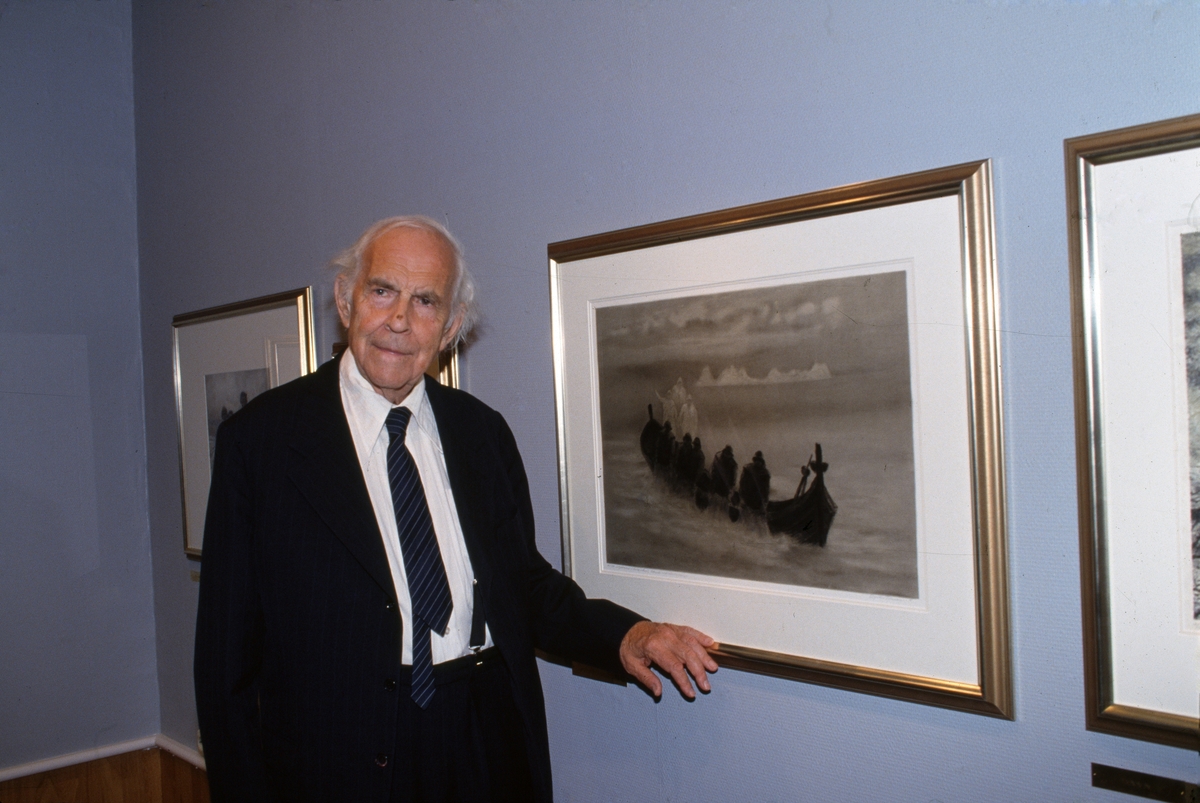 Group no. 70-17-00-09 Picture no. 391846  N- Lofoten Storvågan Espolin Johnson ved sine bilder i sitt galleri