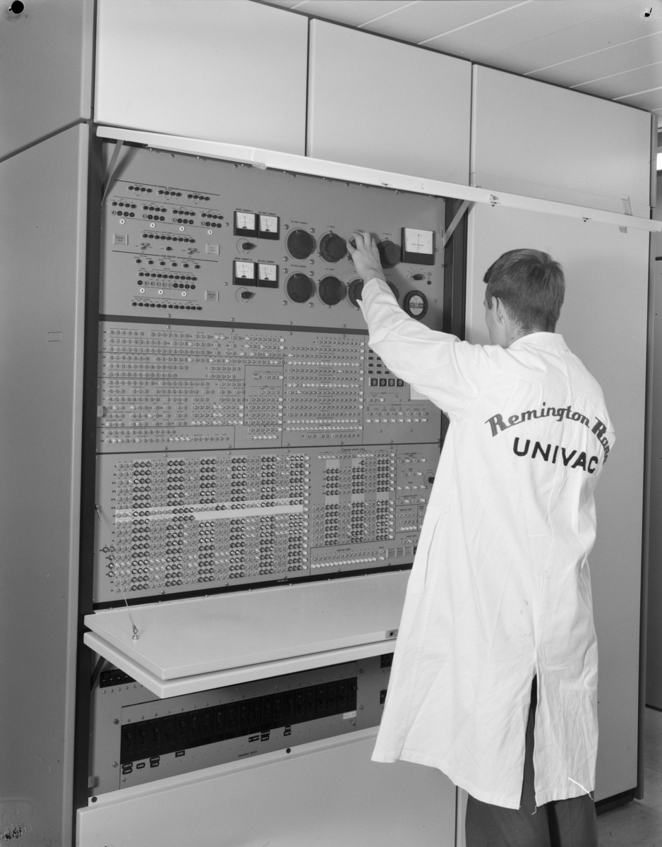 Forenede Annonseb. , Elektriske regnemaskiner, Blindern. Univac 1107 Thin-film memory computer, Uniservo 2A