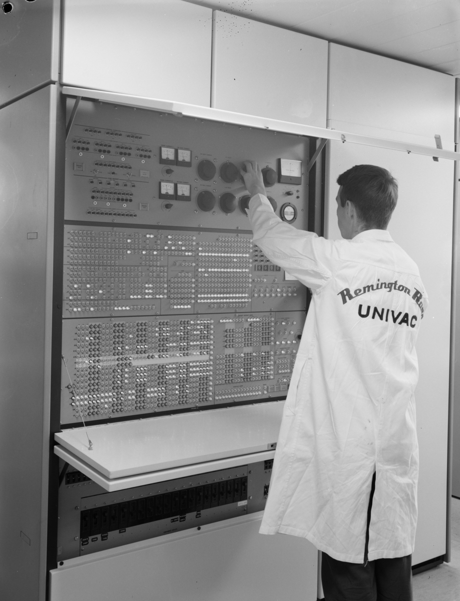 Forenede Annonseb. , Elektriske regnemaskiner, Blindern. Univac 1107 Thin-film memory computer, Uniservo 2A