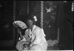 Kvinne utkledd som geisha i en amatørteateroppsetning.