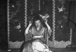 Kvinne utkledd som geisha i en amatørteateroppsetning.