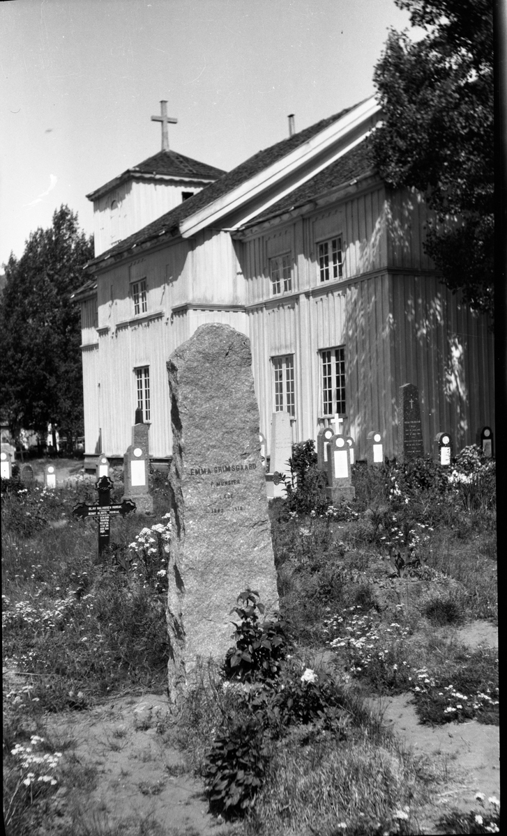 Fotosamling etter Kjetil Skomdal (1881-1971). Fotografen virket i perioden 1910 til 1960 og hadde eget mørkerom hvor han også tok imot film fra andre fotografer. I perioden var han også postbud i Fyresdal. Motiv med Emma Grimsgaards grav ved Moland Kirke.