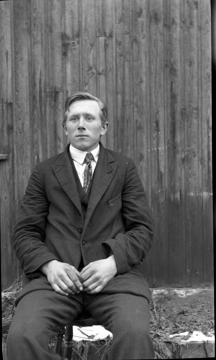 Fotosamling etter Kjetil Skomdal (1881-1971). Fotografen virket i perioden 1910 til 1960 og hadde eget mørkerom hvor han også tok imot film fra andre fotografer. I perioden var han også postbud i Fyresdal. Portrett av mann.