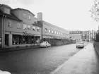 Drottninggatan i Huskvarna till vänster ser man gaveln av det nybyggda varuhuset EPA. 12 juni 1962.