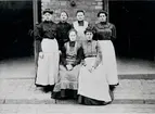 Gruppbild från Hellgren 1908. 

På baksidan står: Bakre raden andra från vänser, Anna Persson. Anna Persson började som 13-åring 1907 på Hellgrens tobaksfabrik. Båda föräldrarna arbetade på fabriken, modern som (oläsligt), fadern som tunnbindare. Även morfadern Jacob Anusius 